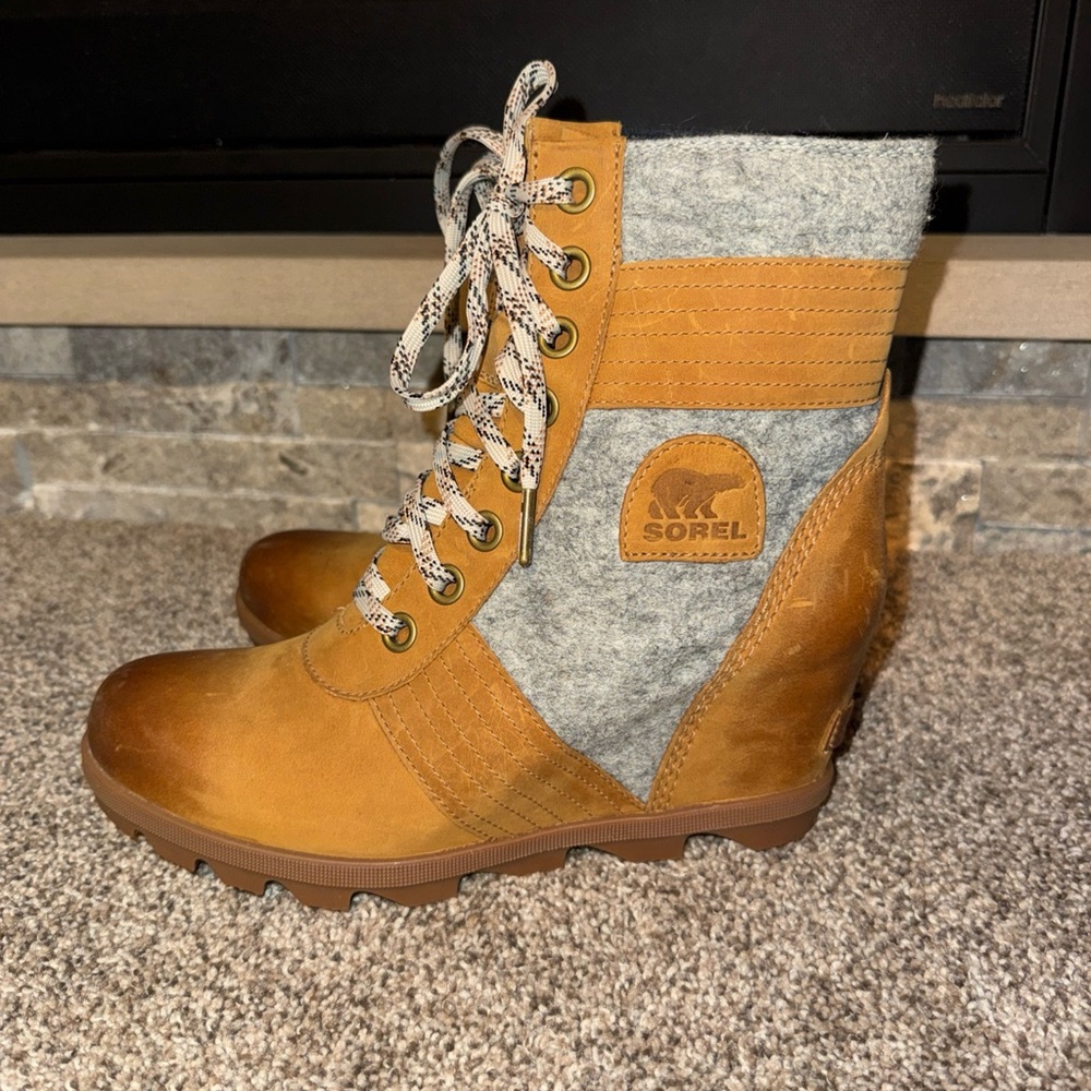 Sorel Women's Size 10 Tan and Gray Boots Soles Mint Condition!
